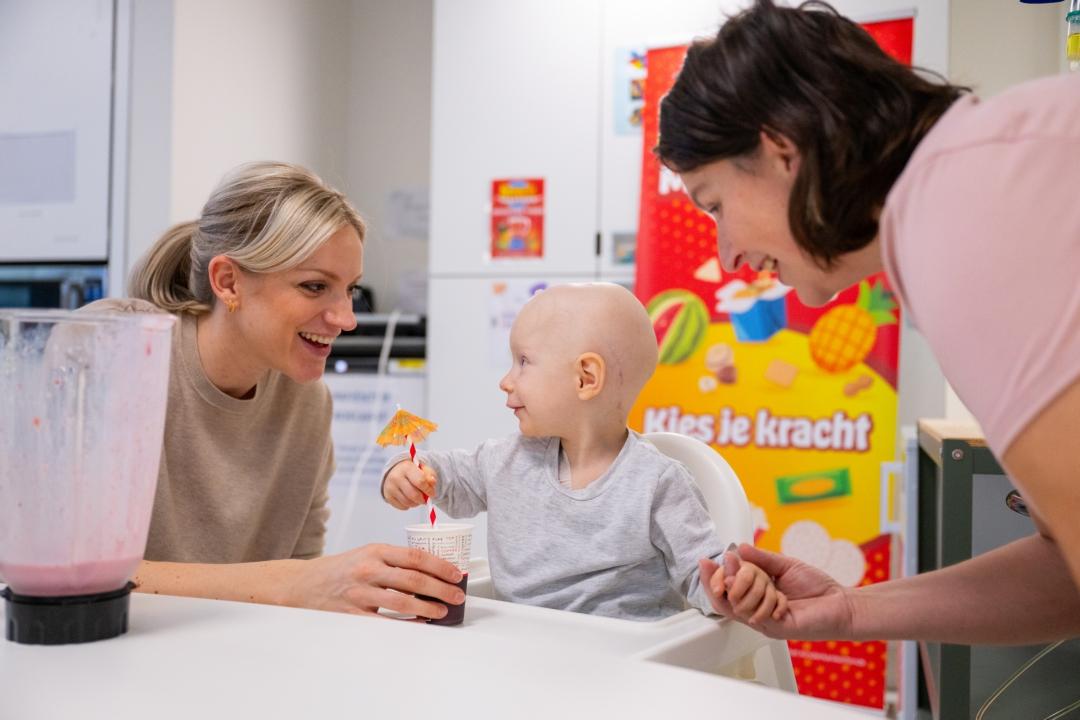 Diëtiste maakt smoothie samen met patiënt